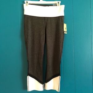 NWT xersion Athletic fitted Capri leggings